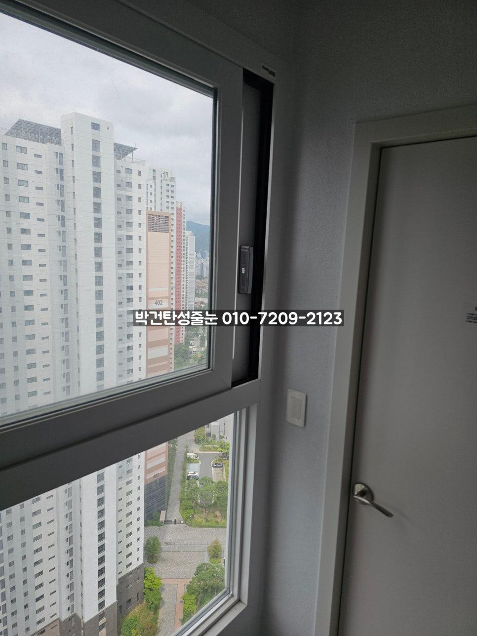 창문 프레임과 내부 벽면의 근접 모습