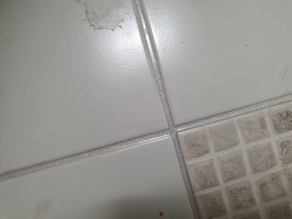 흰색 흠집이 보이는 타일 바닥 근접 샷