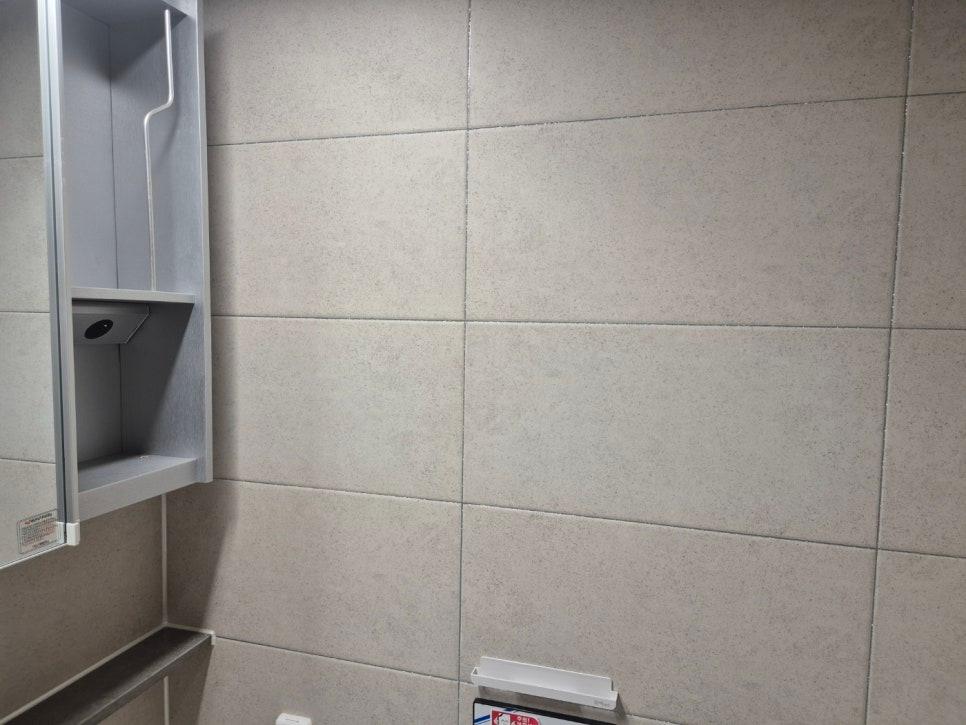 회색 타일 벽면 수납장 하단의 시공 과정