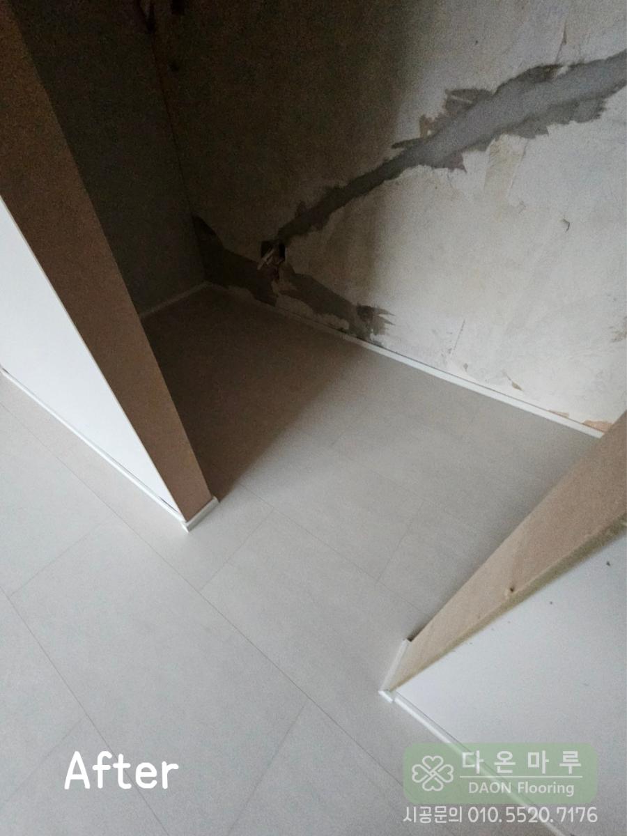 넓은 폭의 마루 덕분에 개방감이 느껴지는 복도