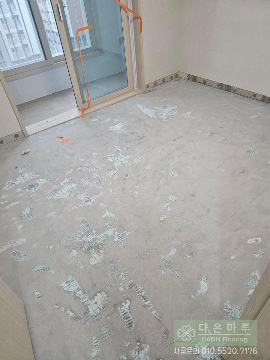 창문 근처 마감 전의 거친 바닥 표면