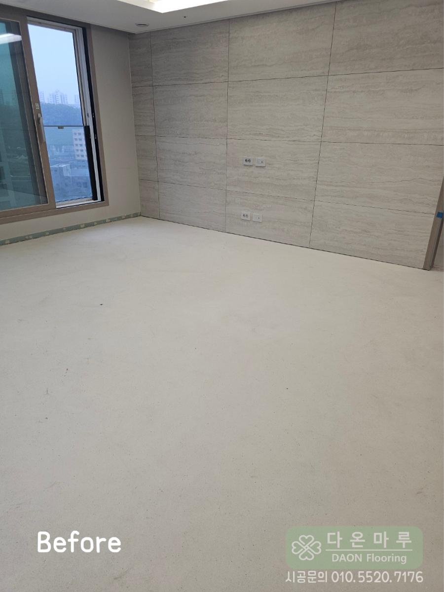 벽면 타일 마감과 평탄한 바닥이 보이는 방의 공사 과정