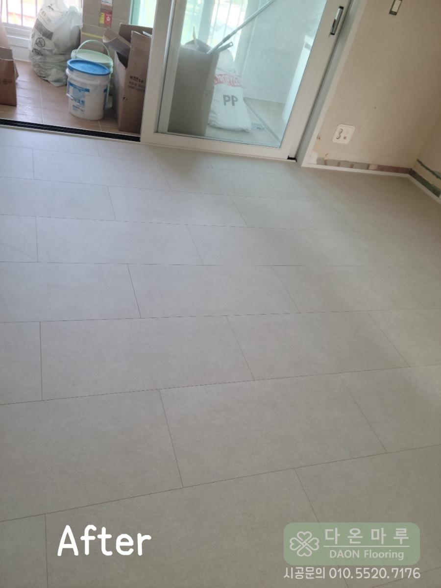 타일 질감의 마루 시공이 완료된 실내