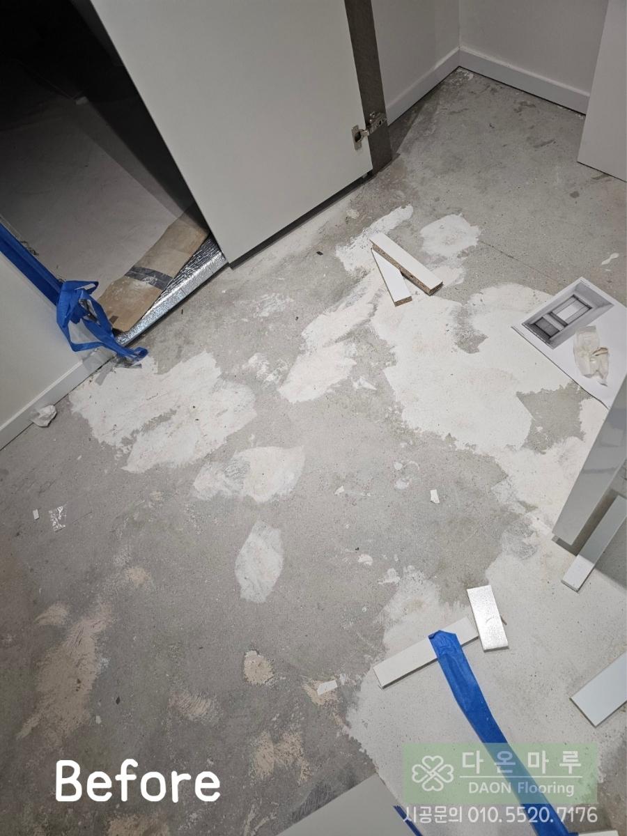 자재 조각과 분말이 보이는 시공 중인 실내