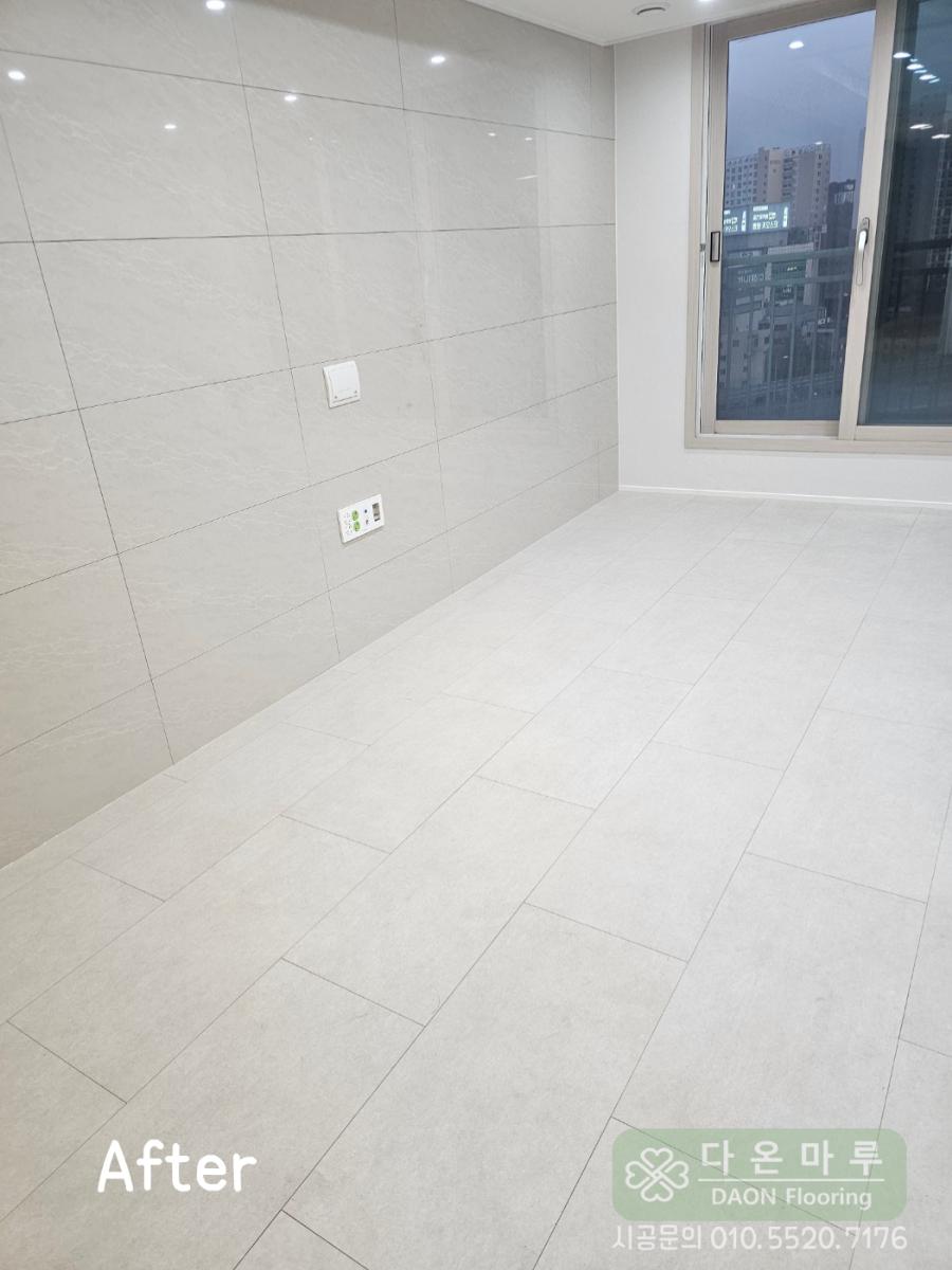 회색 타일과 큰 창이 조화를 이룬 빈 공간