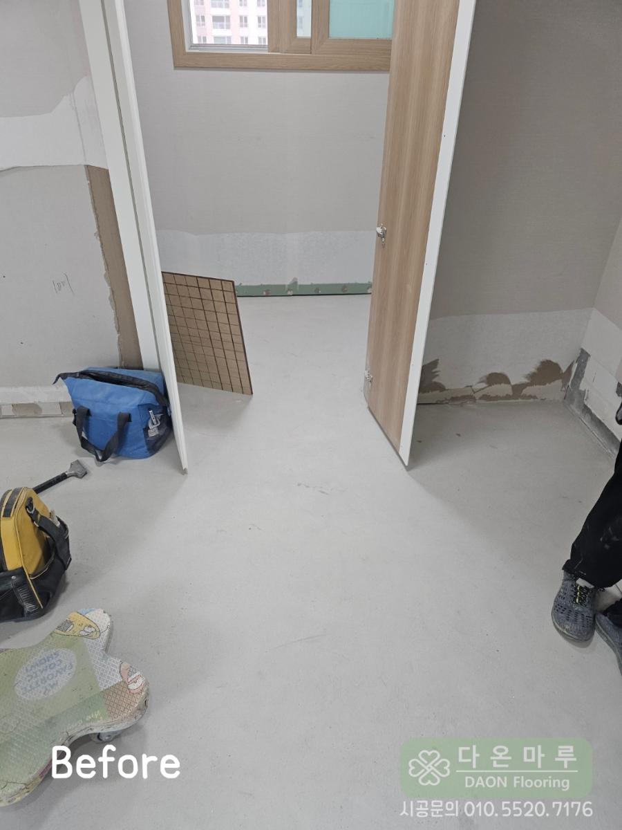 벽면 철거 후 바닥 마감 전의 방 내부 모습