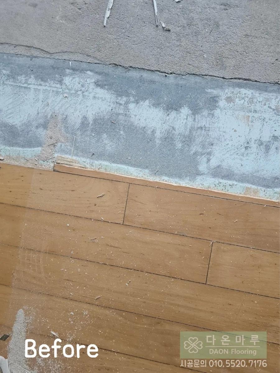 벽면과 바닥 접합부의 오염이 보이는 시공 전 상태