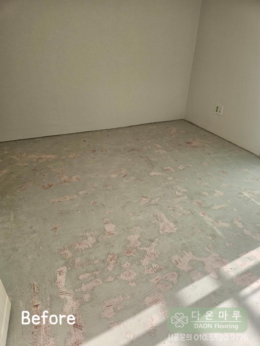 자재가 부분적으로 배치된 시공 과정