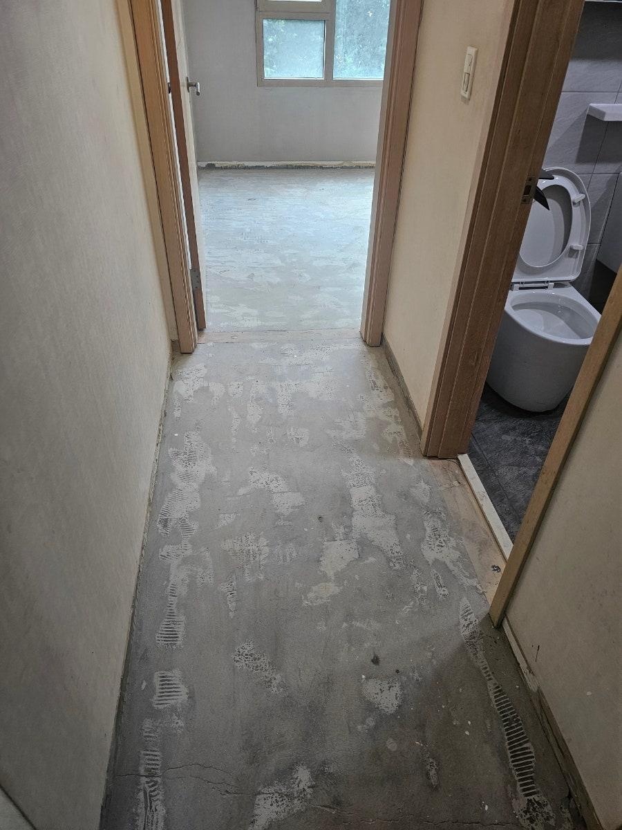 실내 바닥 근접부의 기초 정리 모습