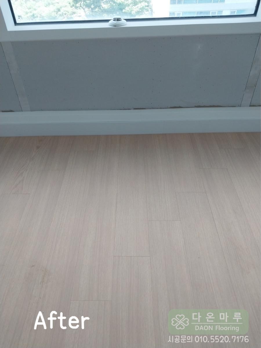 창가 벽면과 본오크 마루가 만나는 마감 지점