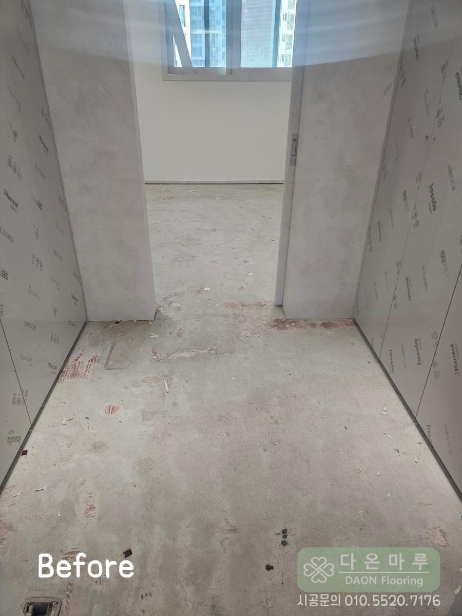 마루재로 서서히 마감되어 가는 복도의 시공 과정