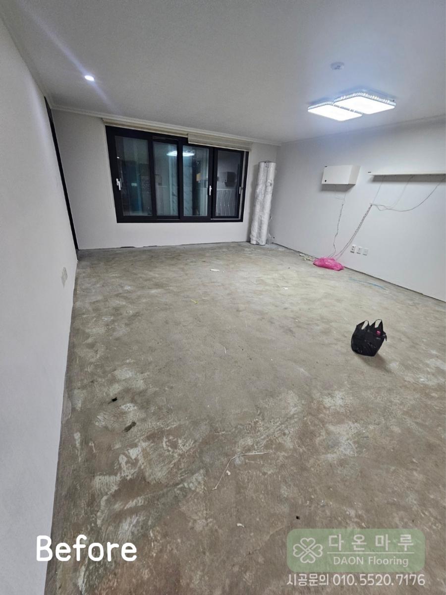 콘크리트 바닥이 드러난 거실 시공 전 상태