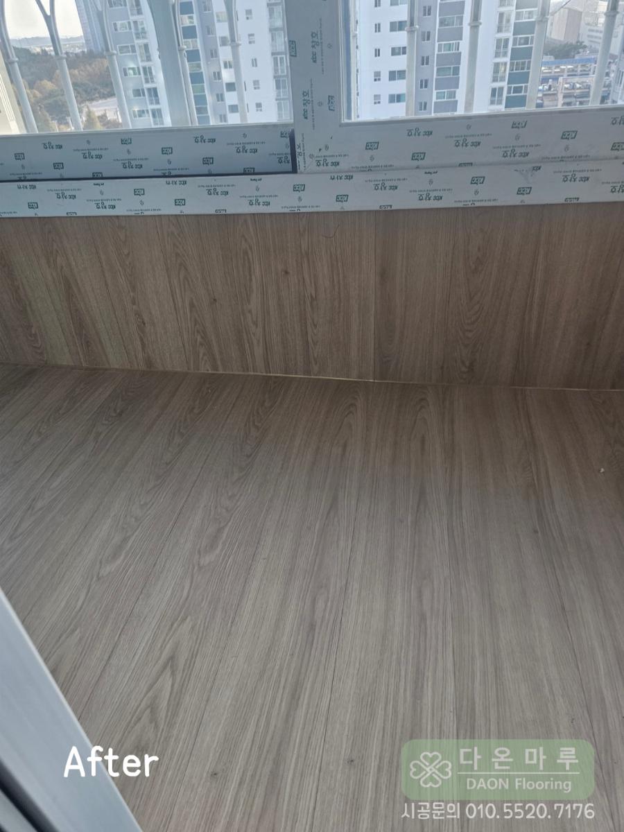 벽체까지 마루로 마감되어 포근해진 발코니