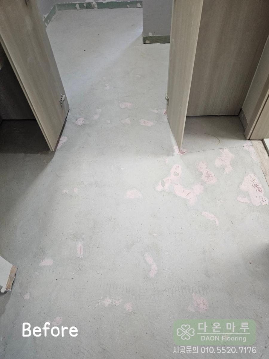 시공 중 얼룩이 남아있는 복도의 과정샷