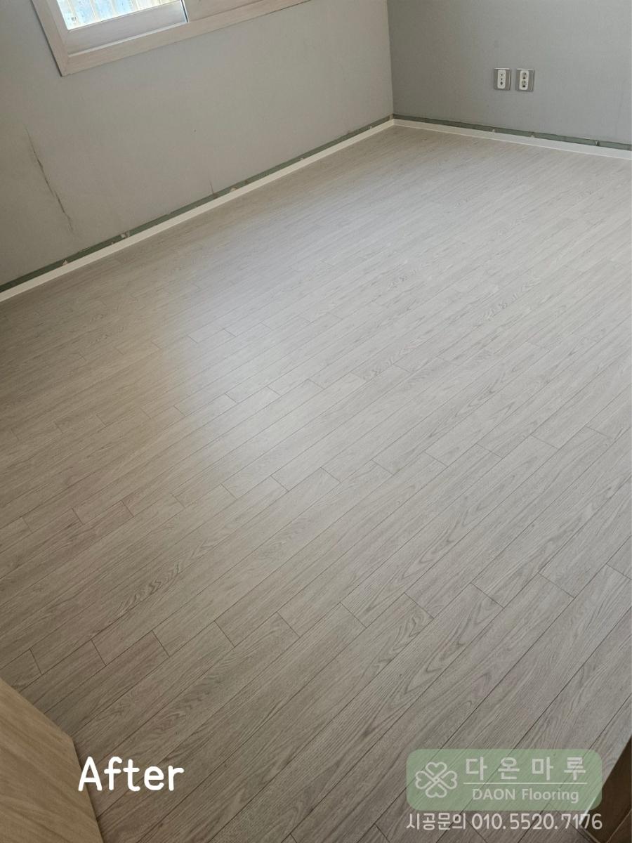 회색 벽면과 목재 질감 마루가 매치된 방