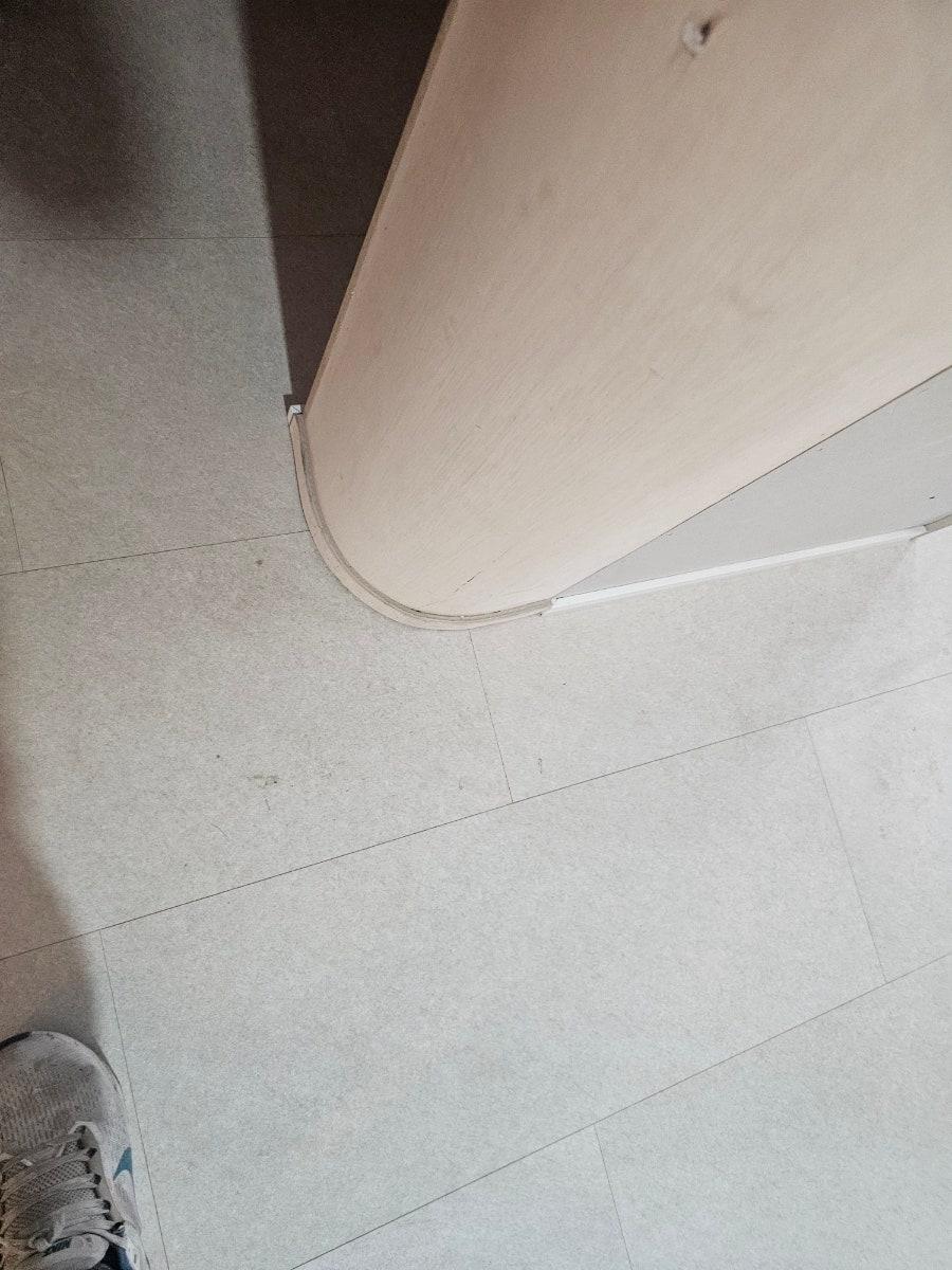 바닥 타일과 발코니 문틀이 만나는 접합부