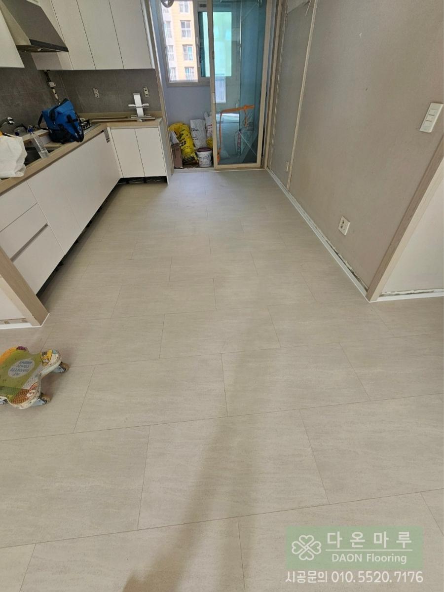 주방 수납장 하단과 바닥이 만나는 지점