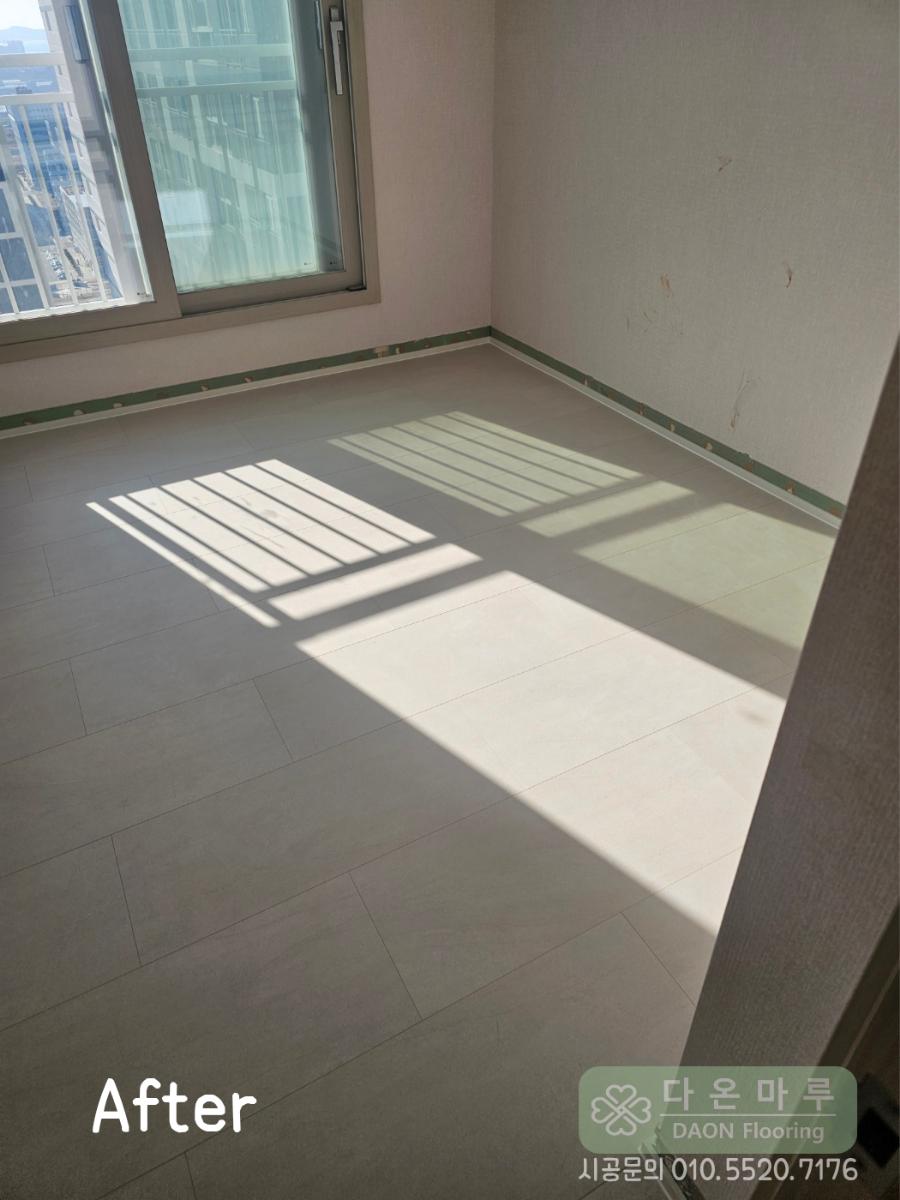 빛이 잘 드는 화사한 빈 방