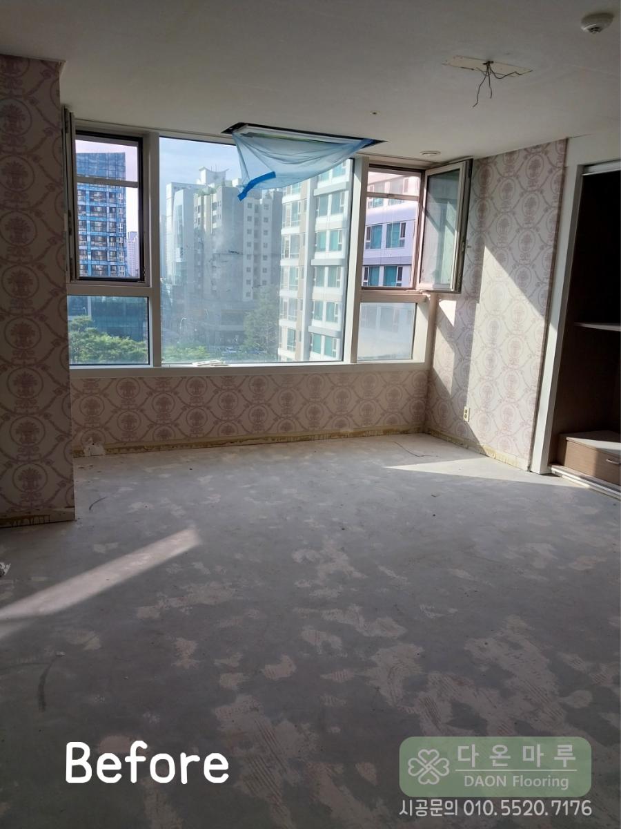 천장 전선이 노출된 마루 시공 전의 상태