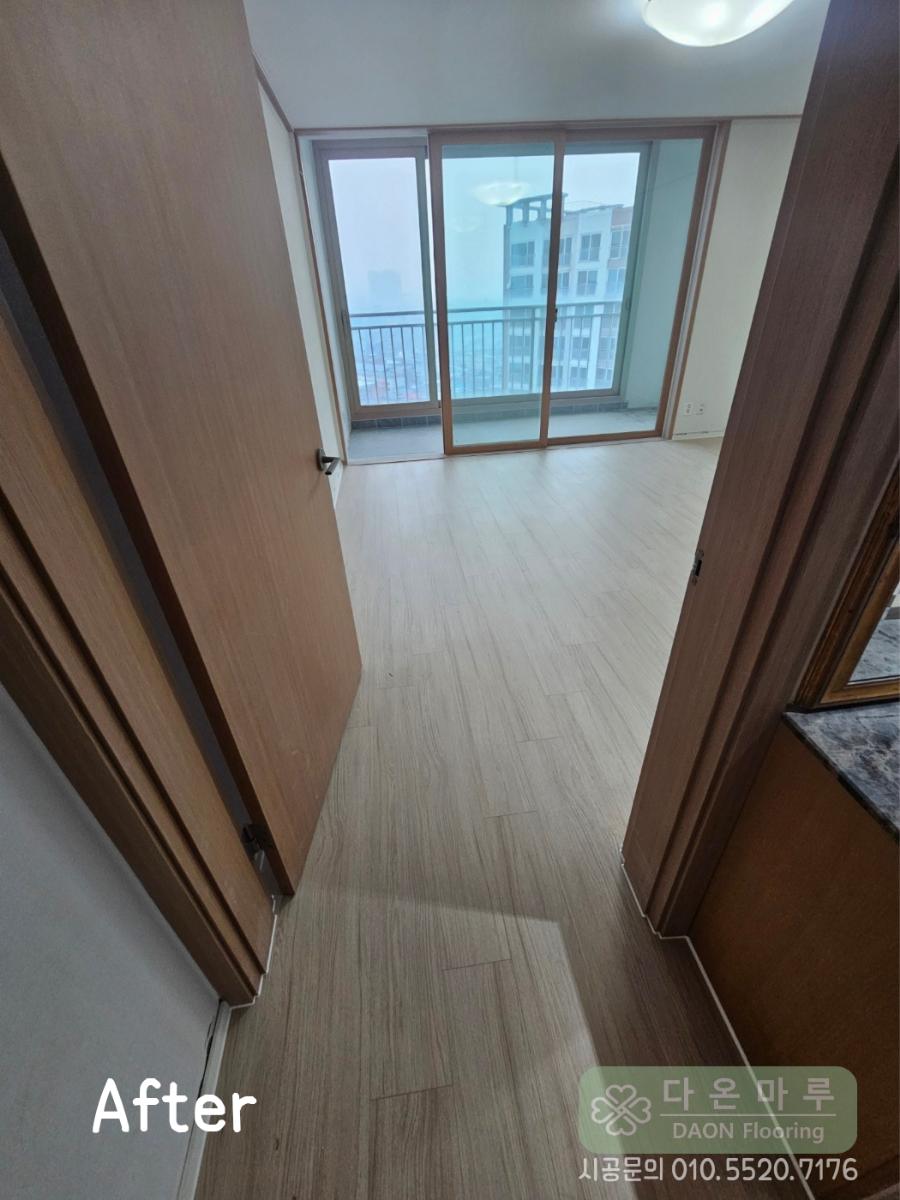 베란다로 이어지는 따뜻한 나무 결의 복도
