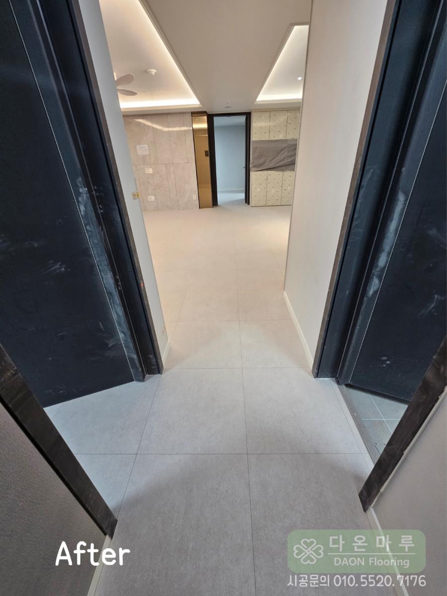 검은색 도어와 밝은 바닥이 대비되는 정갈한 복도