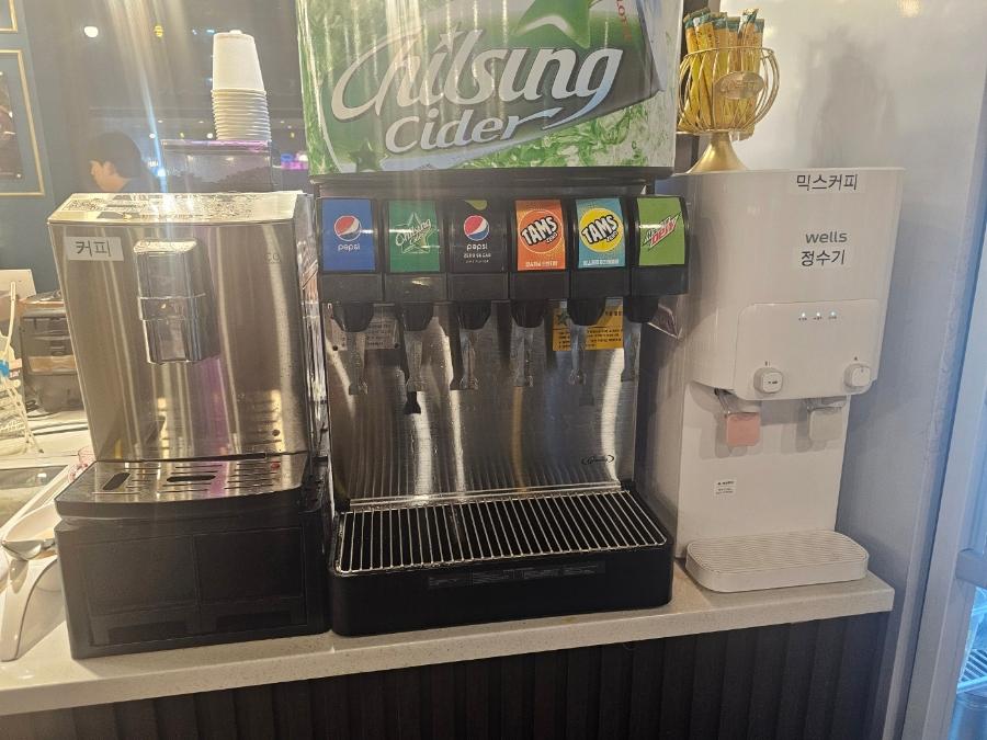 커피머신과 정수기가 배치된 음료 구역