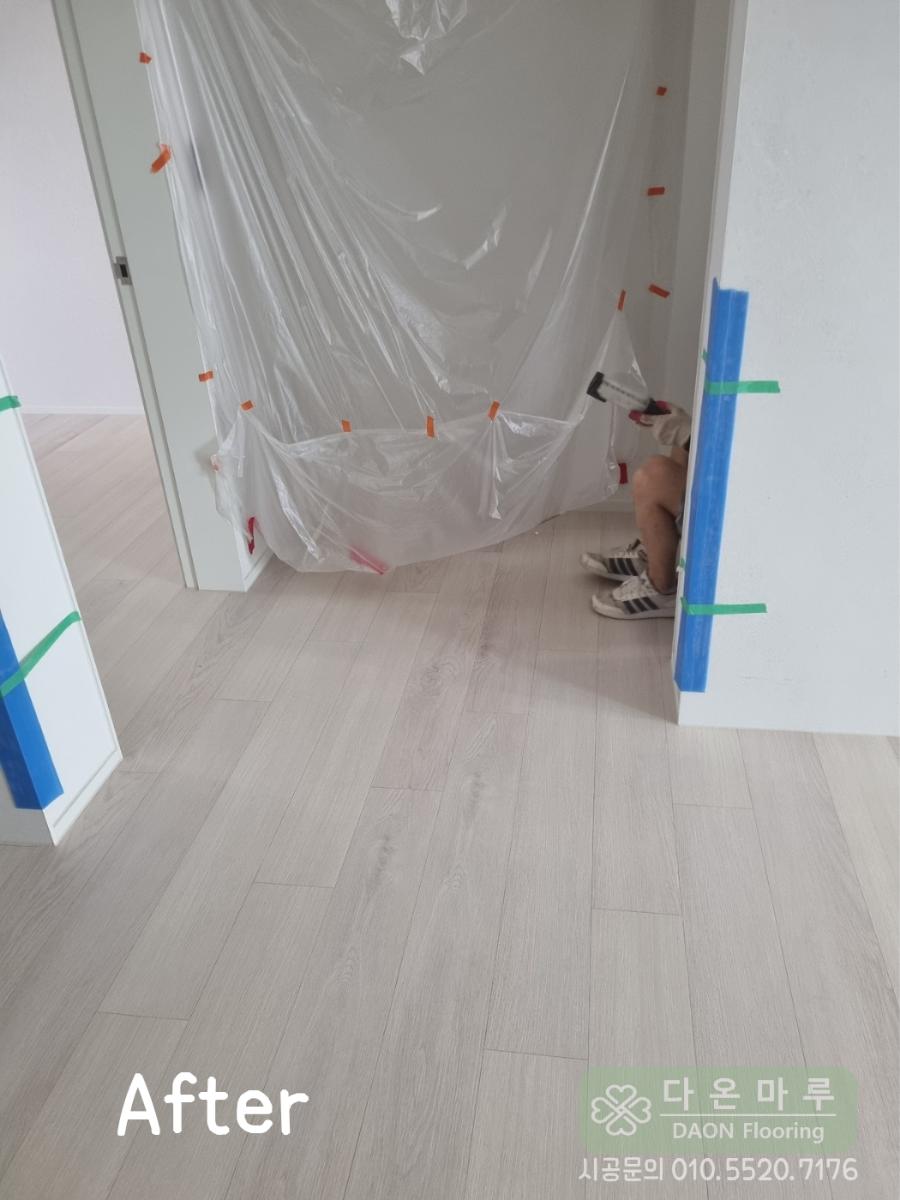 목재 마루로 마감된 복도의 모습