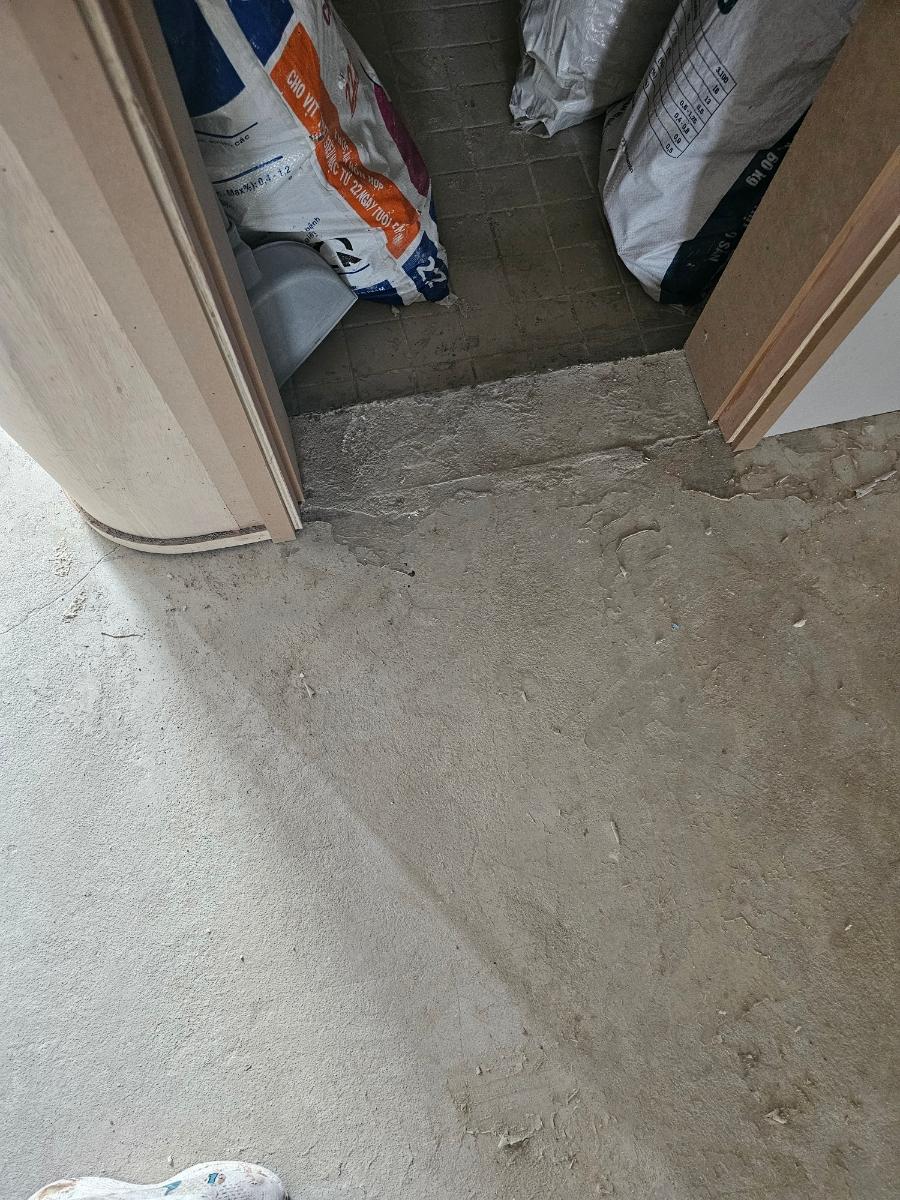 콘크리트와 벽돌 바닥이 만나는 접합 지점