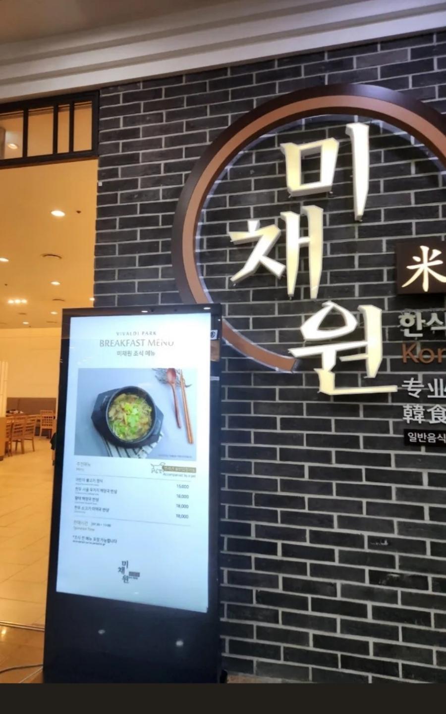 검은 벽돌 패턴과 아일랜드 식탁이 있는 식당