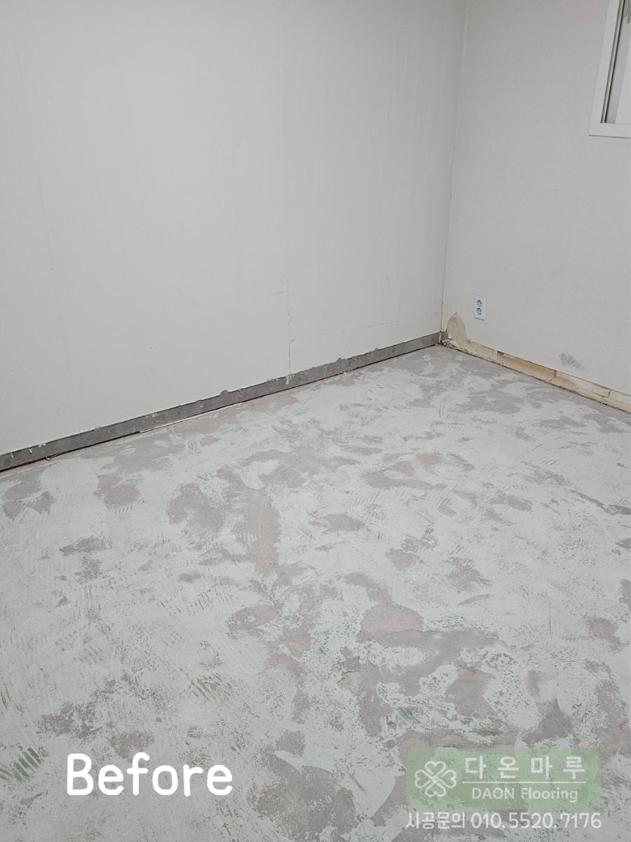 금속 프로파일이 보이는 방 내부의 시공 전 모습