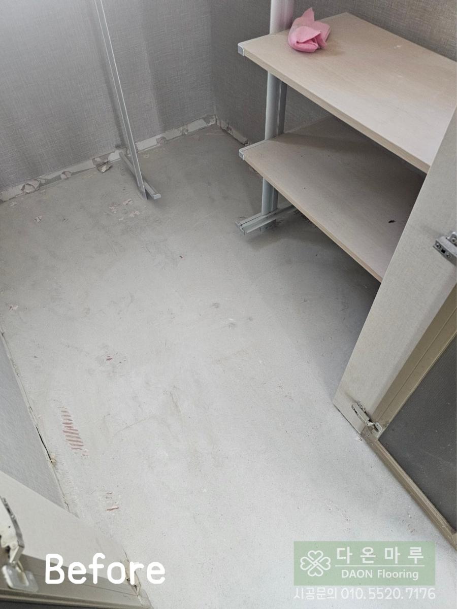 바닥 마감이 되지 않은 서재 공간의 시공 전 모습