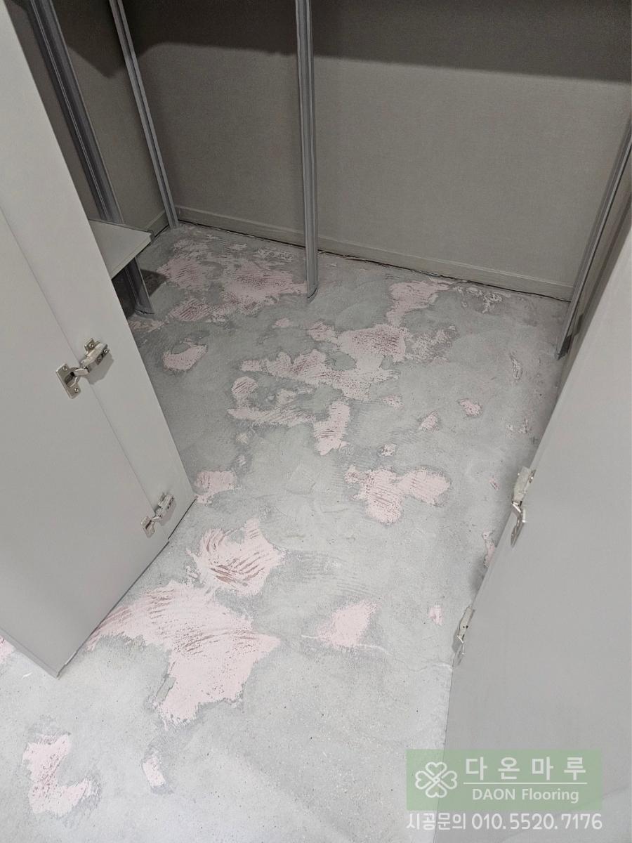 흰색 문들이 배치된 복도의 바닥 정리 과정