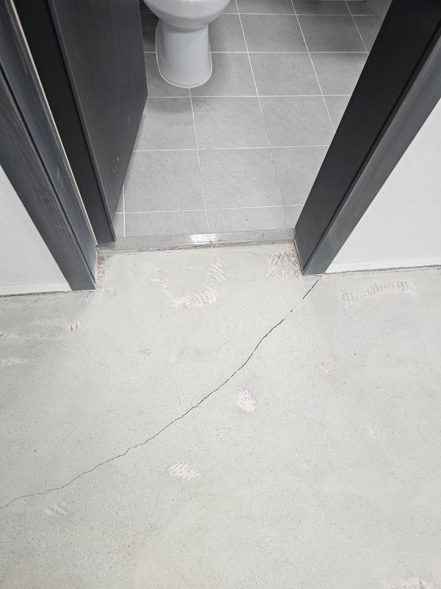 욕실 바닥 근접 부위의 마감 상태 확인