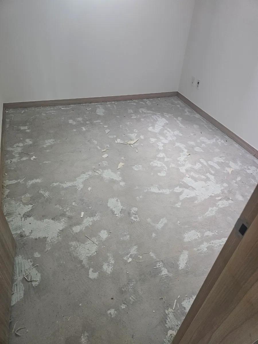 도배와 걸레받이가 먼저 시공된 텅 빈 방