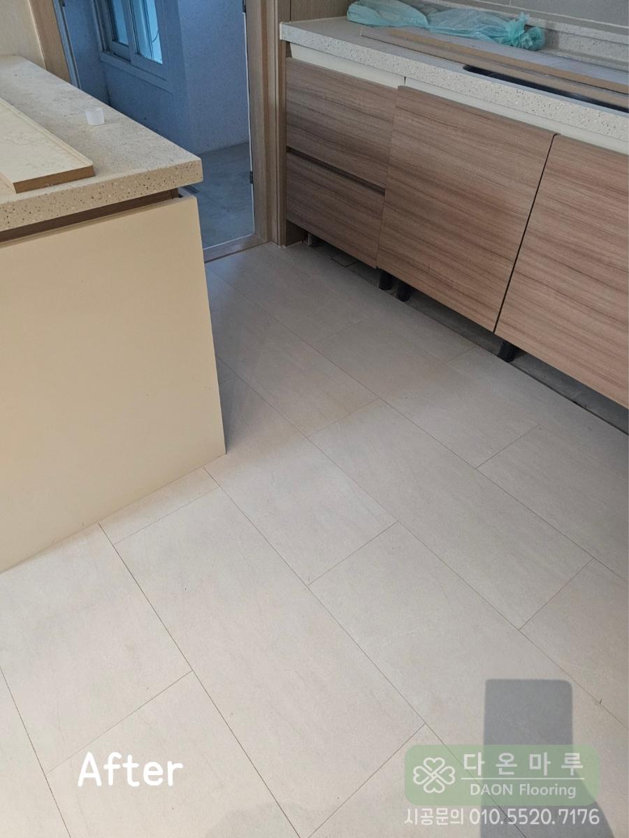 우드톤 수납장과 베이지색 바닥이 어우러진 주방
