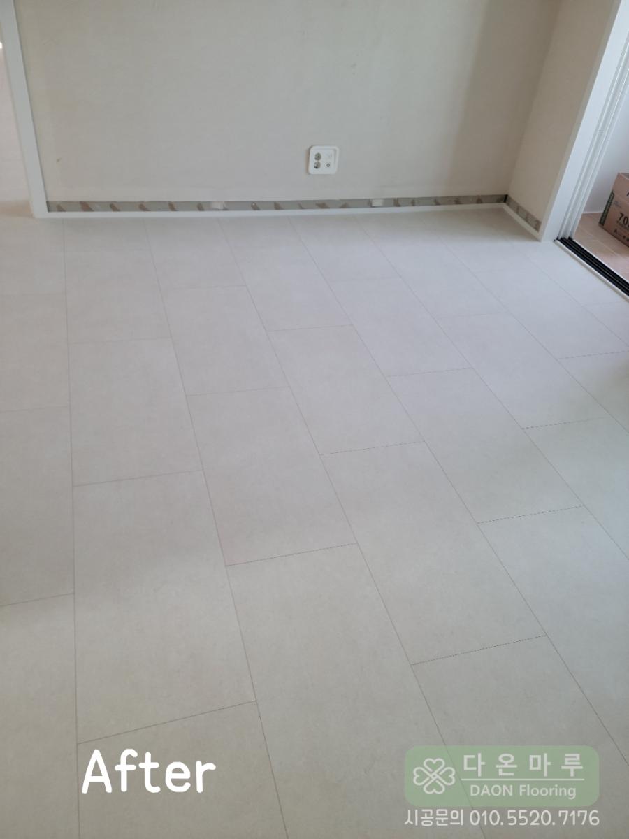 베이스보드 마감이 완료된 화이트 톤의 방