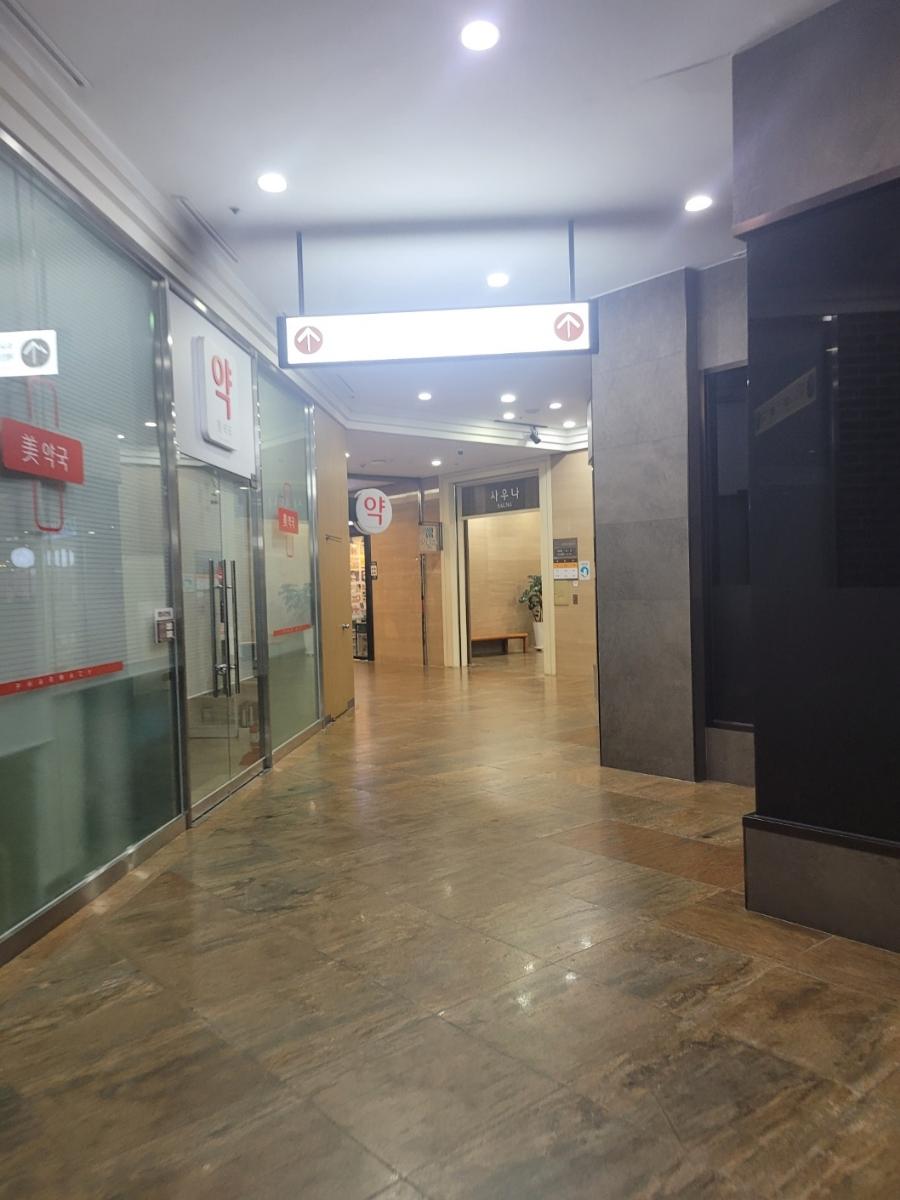 벽돌 패널과 유리문이 설치된 복도 구간