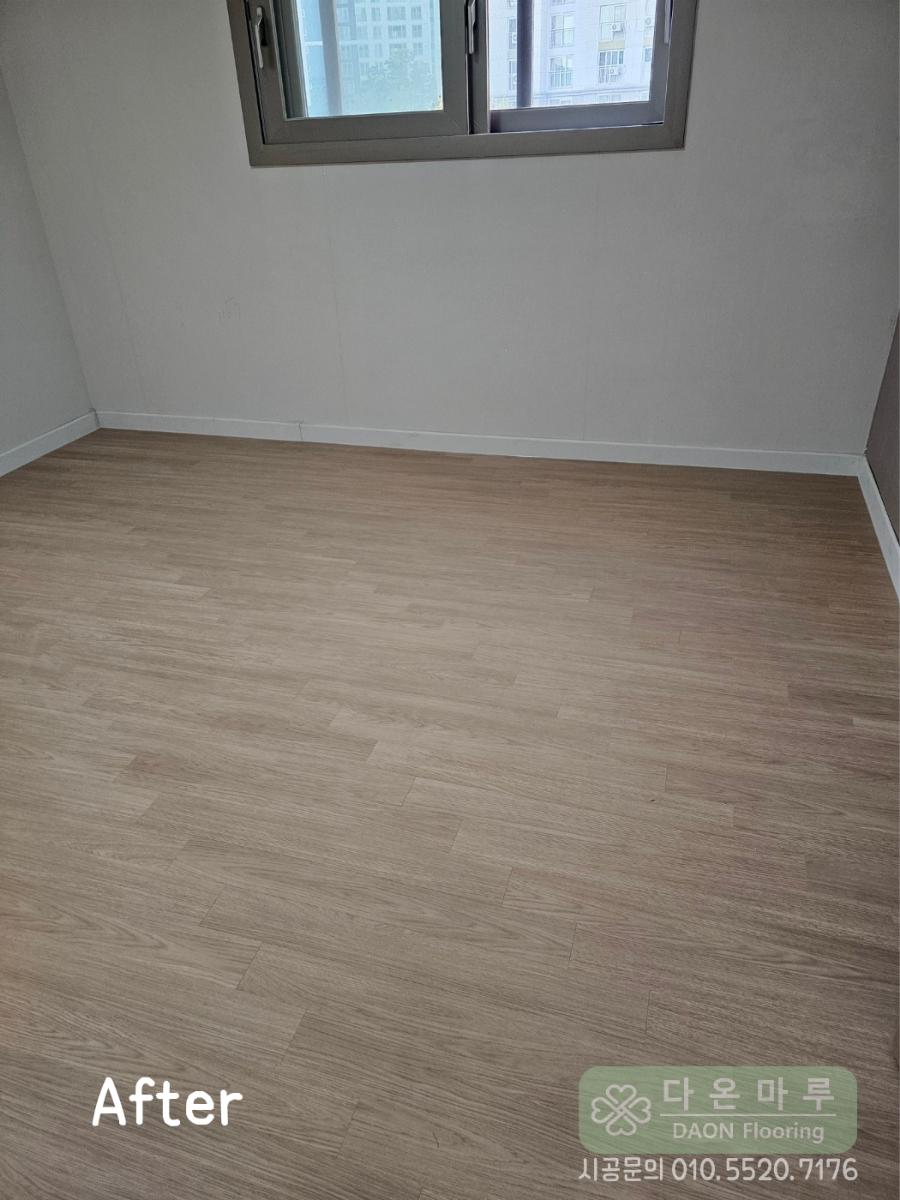 흰색 베이스보드와 우드 마루가 조화를 이룬 공간