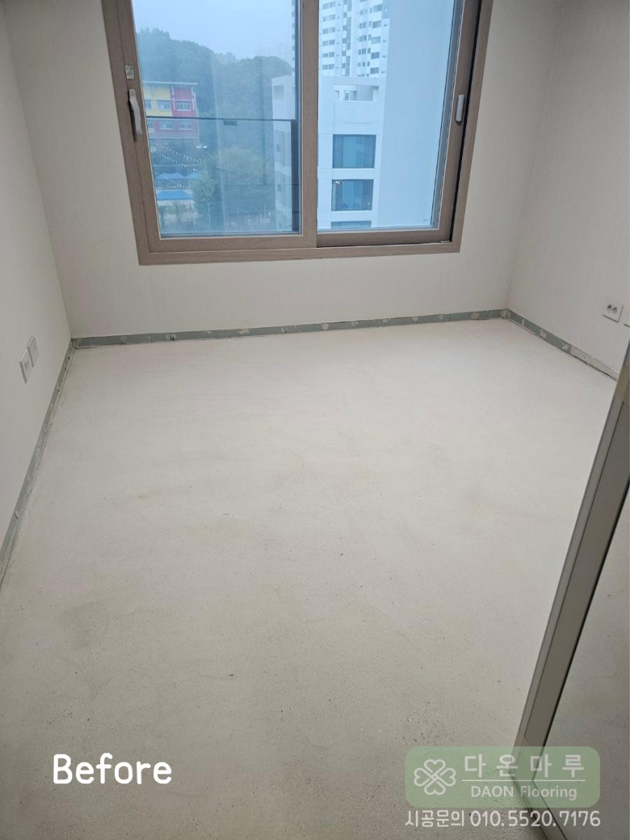 나무 프레임 창호와 흰색 마루재가 설치 중인 방