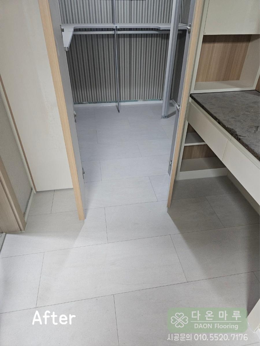 베이지색 수납장과 흰색 바닥이 매치된 드레스룸
