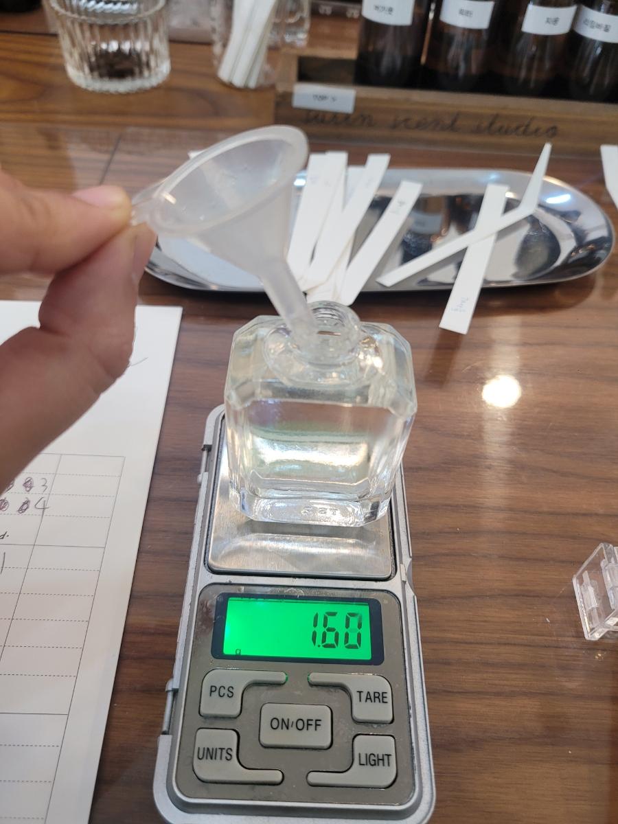 완벽한 향을 위해 정성을 다하는 필터링 작업