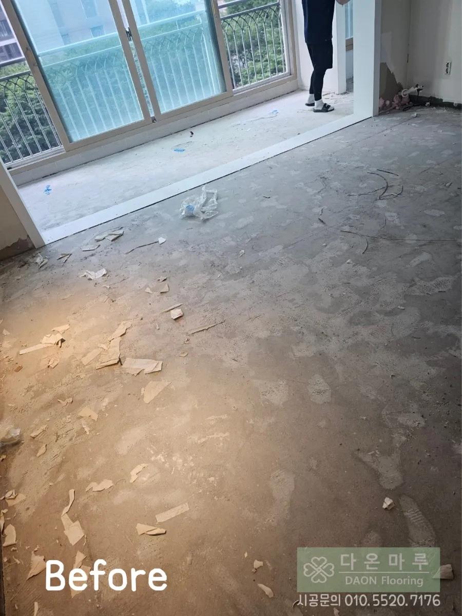 바닥 잔해물을 정리 중인 실내 공간