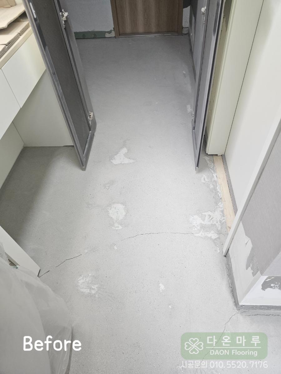 균열과 흠집이 보이는 시공 전 회색 콘크리트 복도