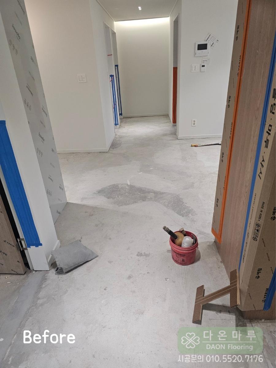 벽면 스위치 주변을 정리 중인 복도 과정샷