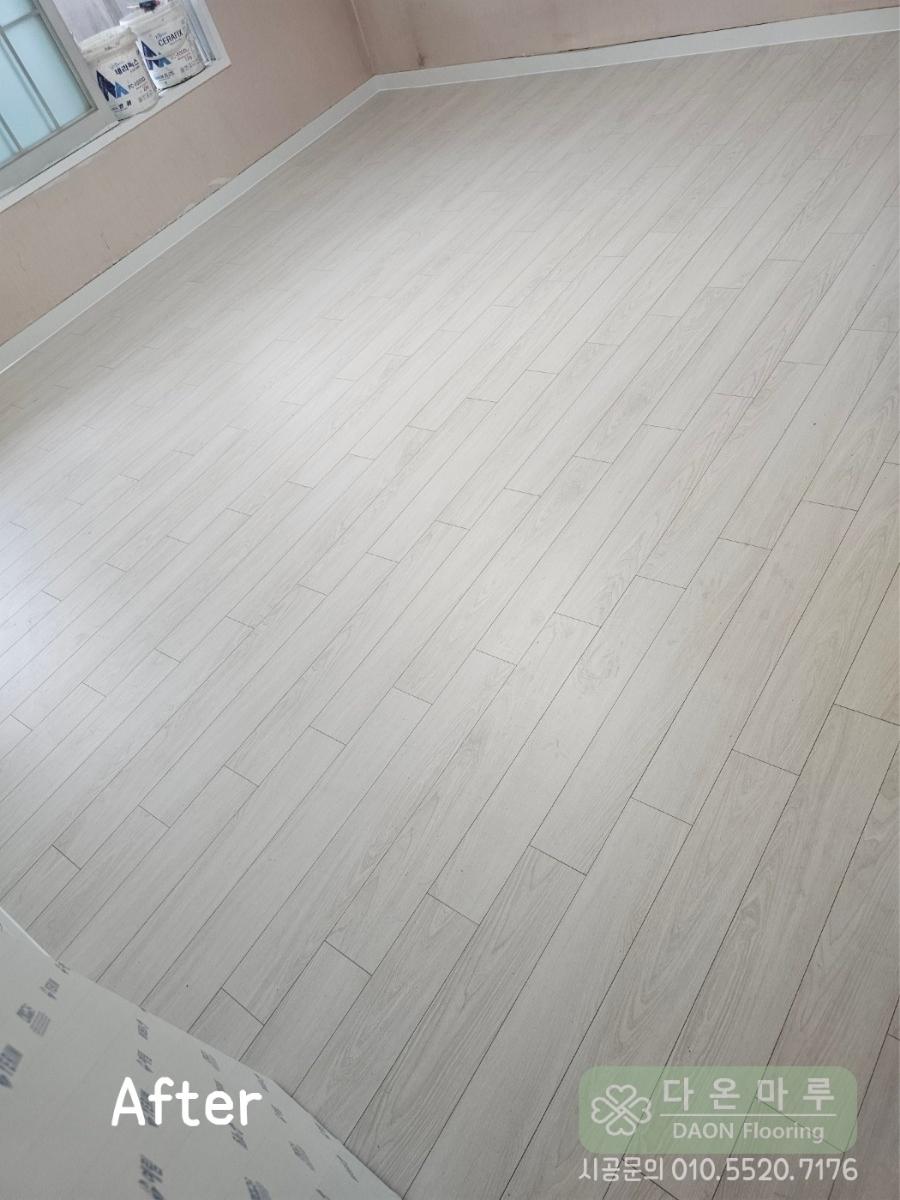 베이지색 벽면과 조화를 이루는 밝은 목재 마루