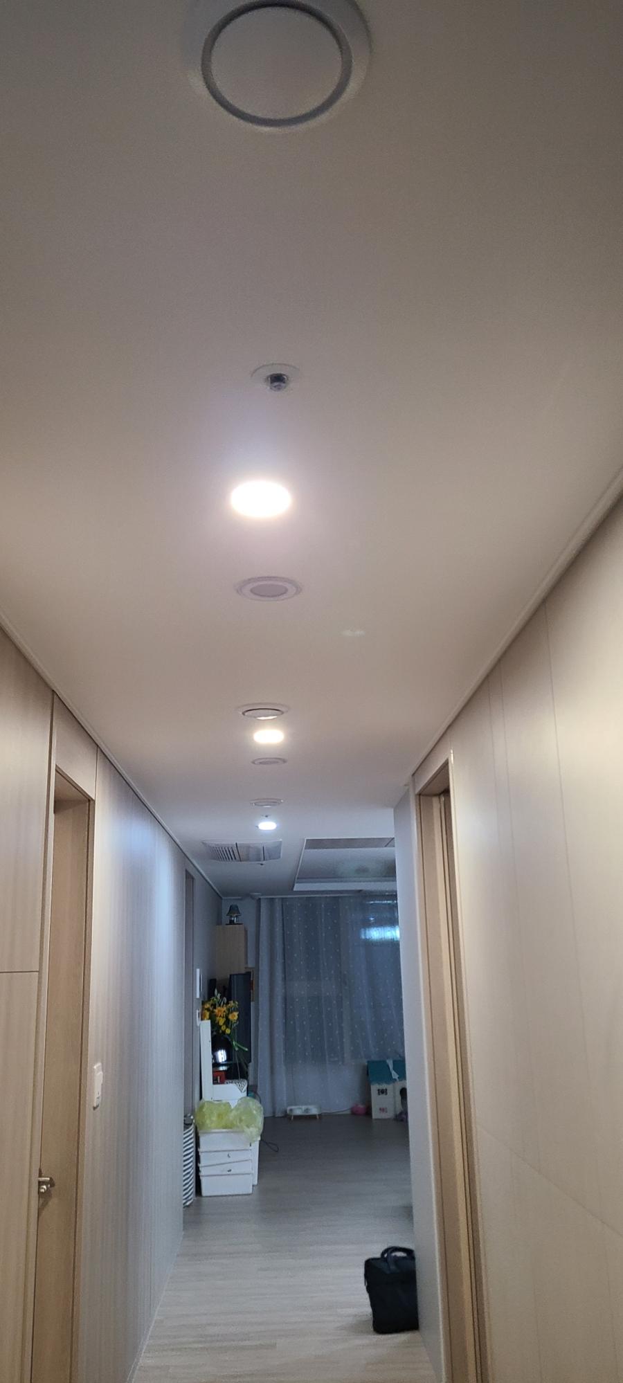 설치 완료 후 환해진 복도 전경