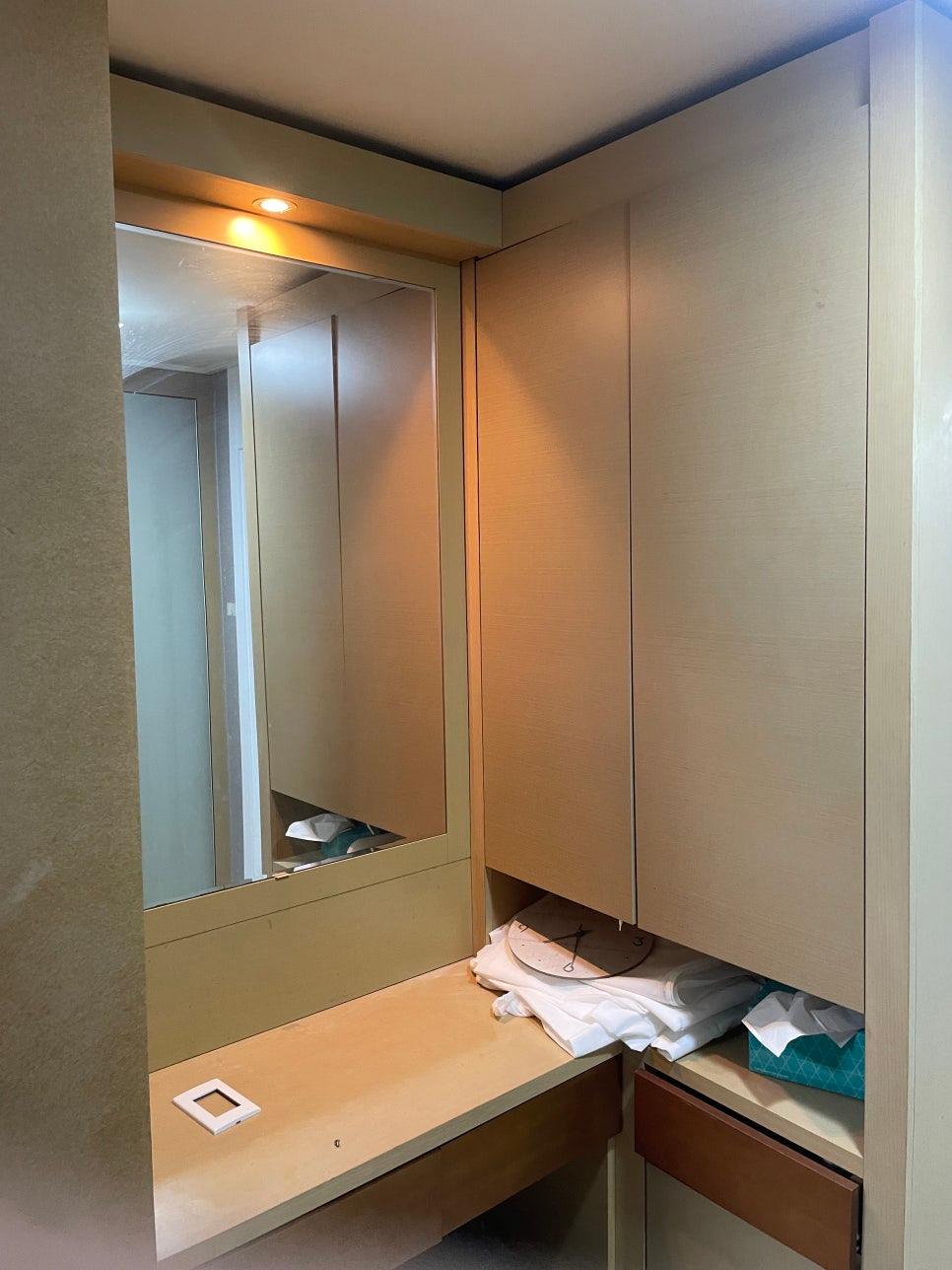 무광 화이트 수납장과 베이지색 붙박이장이 있는 실내