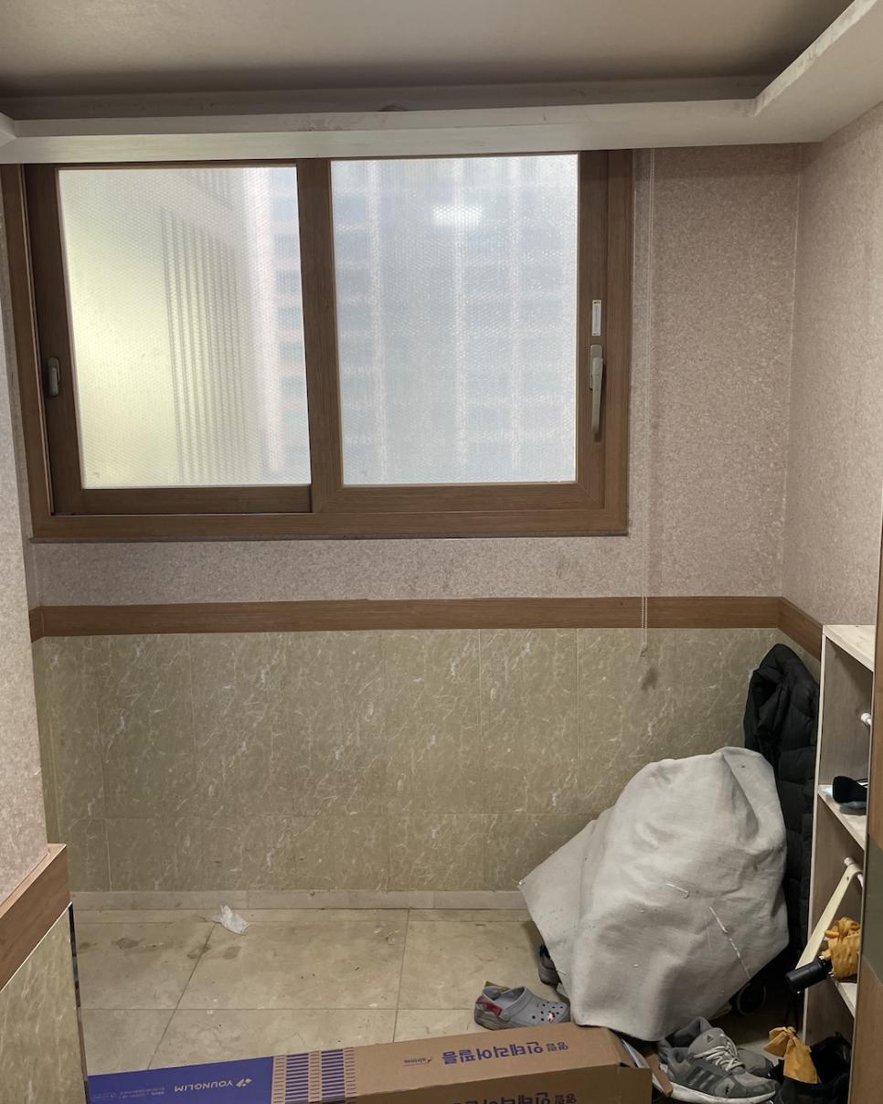 갈색 프레임의 창호와 흰색 블라인드