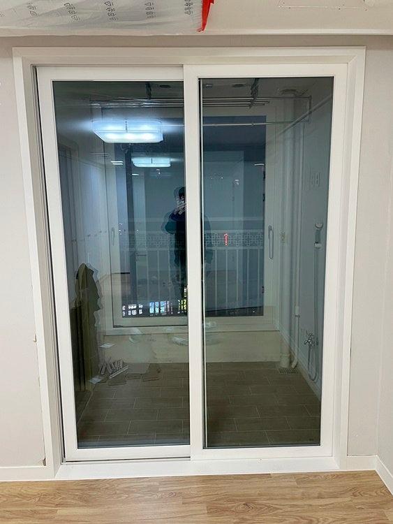 깔끔한 수전과 타일이 돋보이는 욕실 공간
