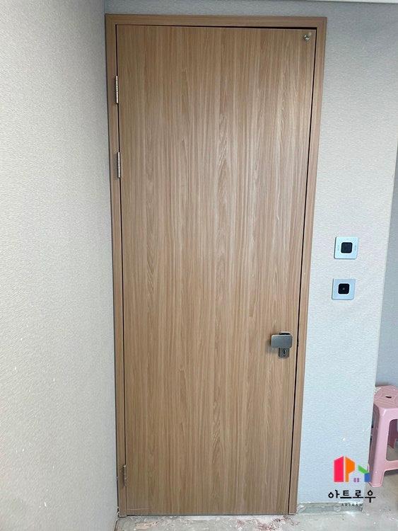 정밀한 마감을 위해 진행 중인 도어 필름 작업